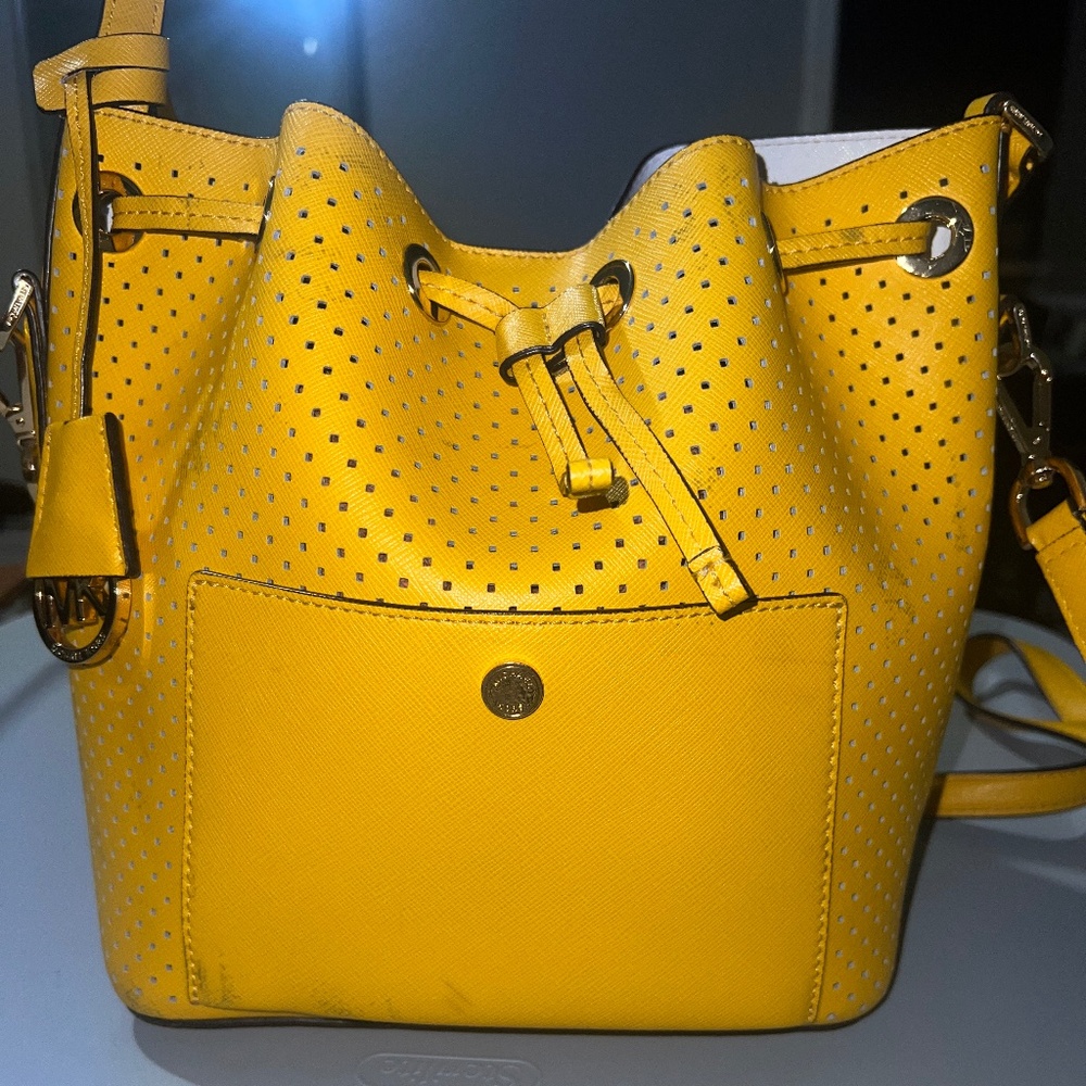 Michael Kors Greenwich Bucket Bag - Picture 1 of 5